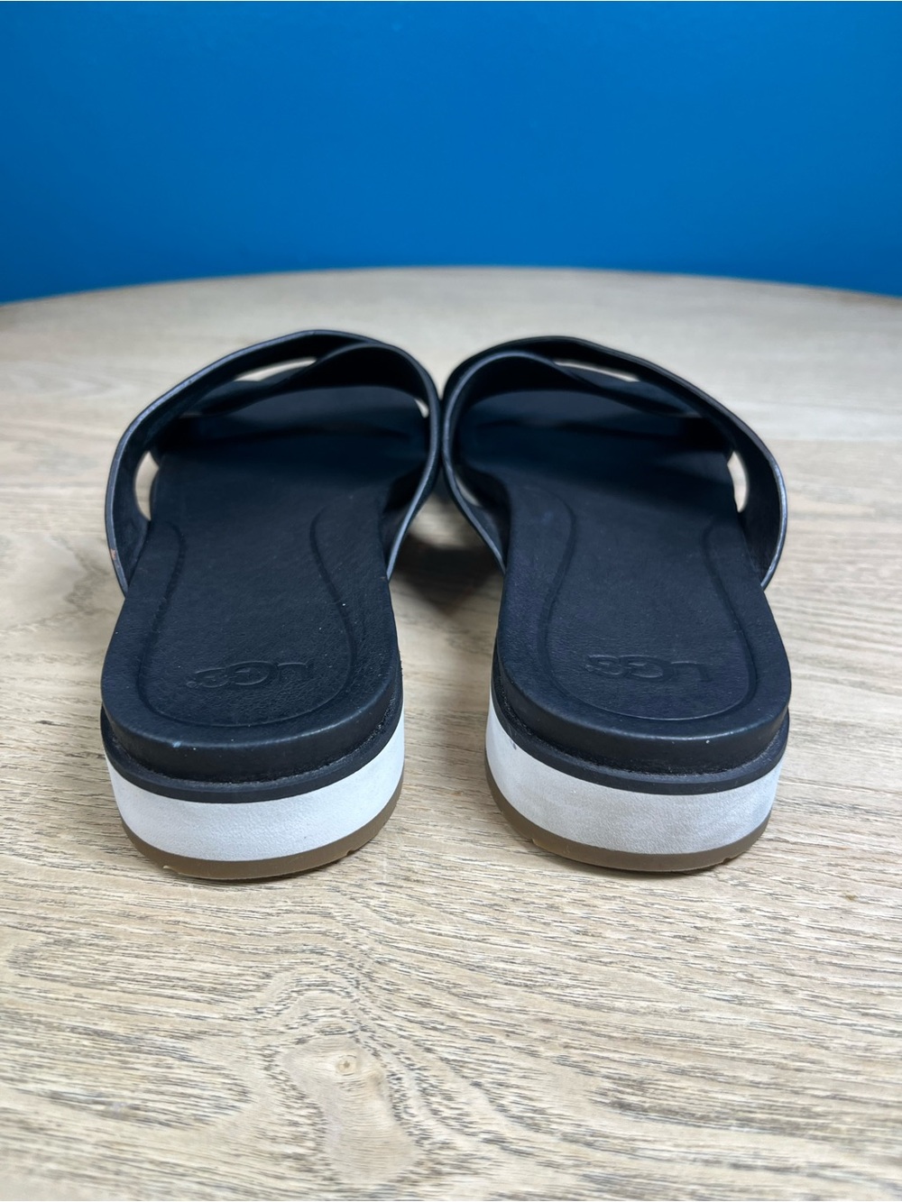 UGG Kari Black Leather Crisscross Strap Slide Sandals Women’s Size 9 - Picture 4 of 6